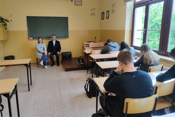 Uczniowie podczas pisania konkursu