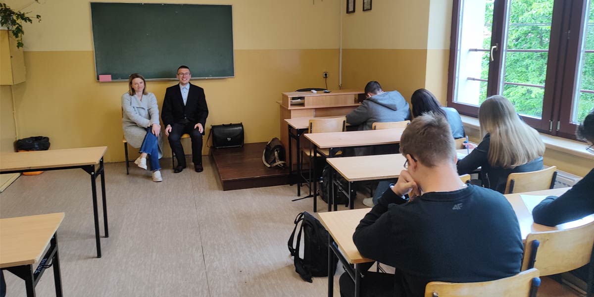Uczniowie podczas pisania konkursu