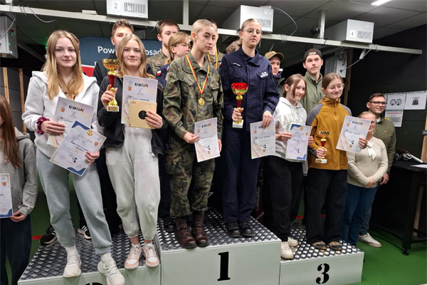 Zwycięzcy stoją na podium