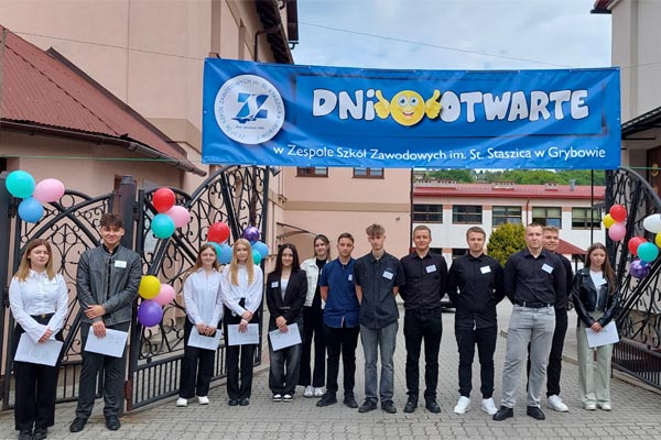 Uczniowie stoją w bramie szkoły