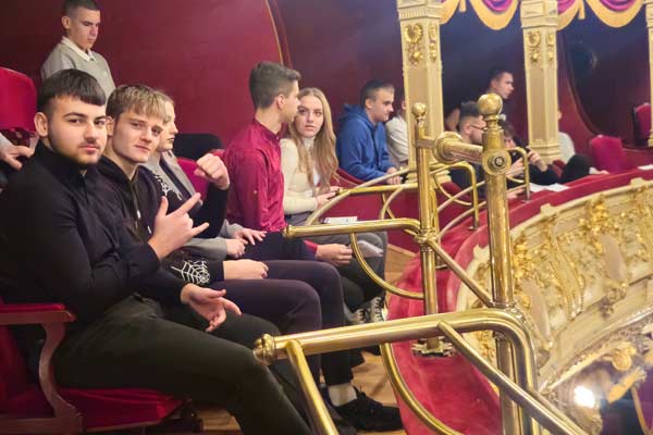 Młodzież siedzi w teatrze