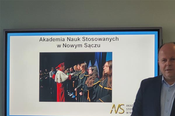 Uczniowie słuchają wykładu