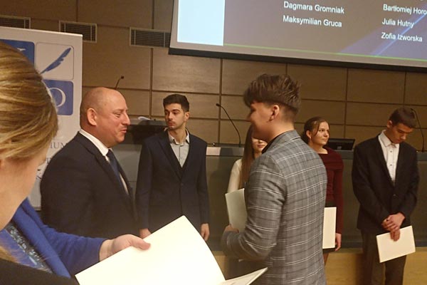 Wręczenie uczniowi stypendium