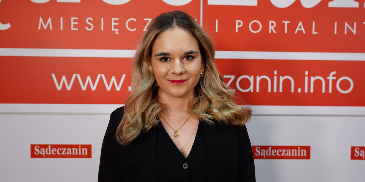 Uczennica natle dekoracji