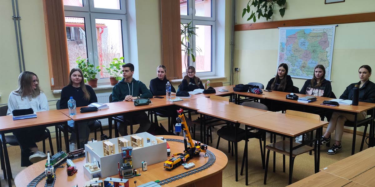 Uczniowie siedzą przy stolikach