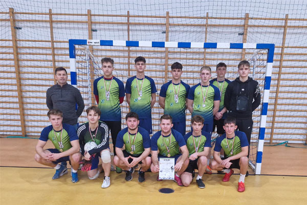 Uczniowie stoją w bramce