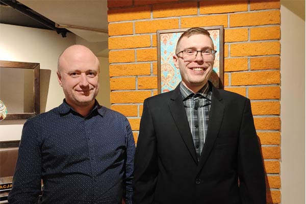 Stoi dwóch nauczycieli