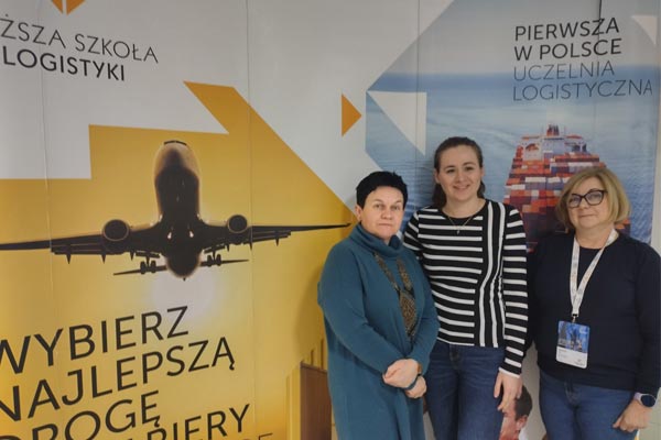 Nauczycielki pozują do zdjęcia