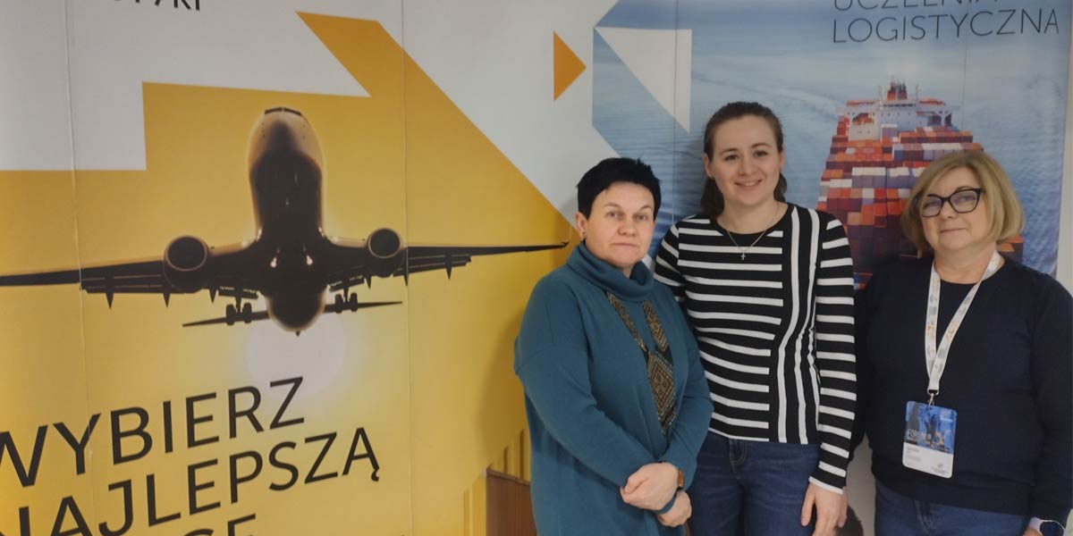 Nauczycielki pozują do zdjęcia