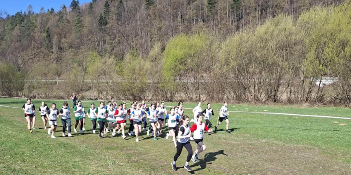 Uczniowie biegną