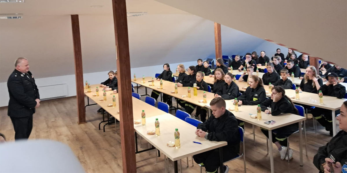 Uczniowie piszą test