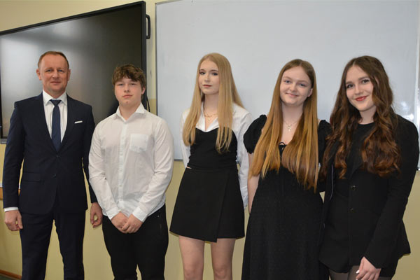 Uczniowie stoją pięknie ubrani