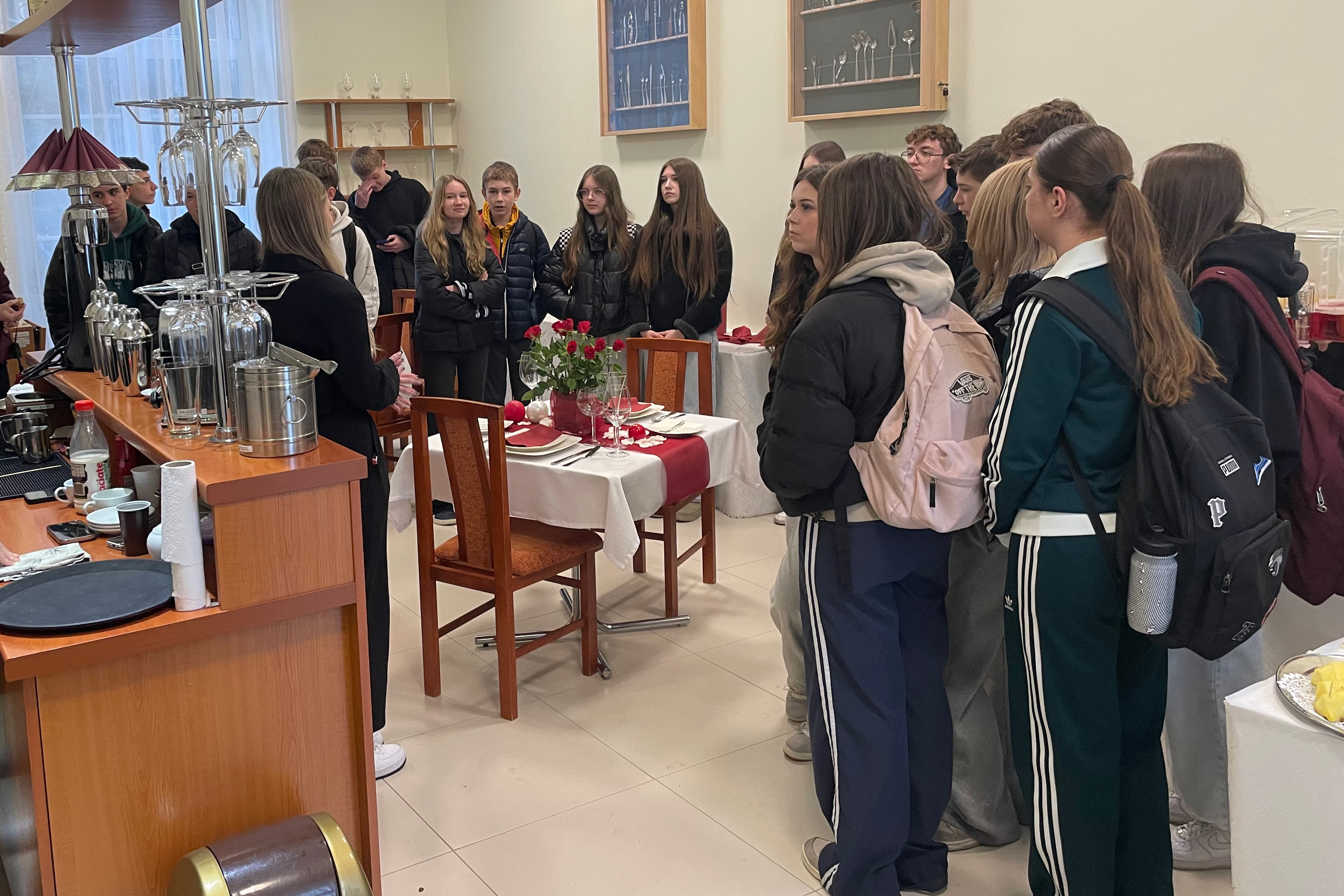 Ósmoklasiści zwiedzają szkołę