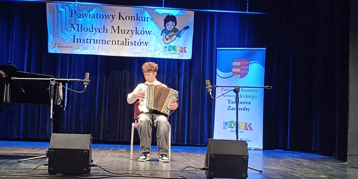 Uczeń gra na heligonce