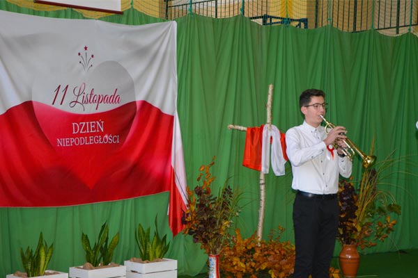 Chłopiec gra na trąbce