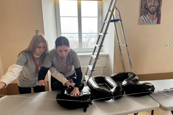 Dziewczyny przygotowują dekorację