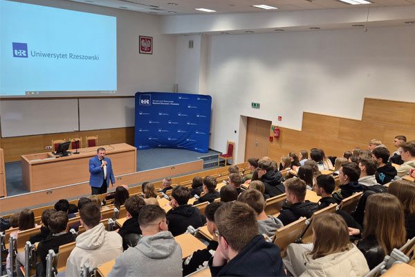 Uczniowie w sali słuchają wykładu