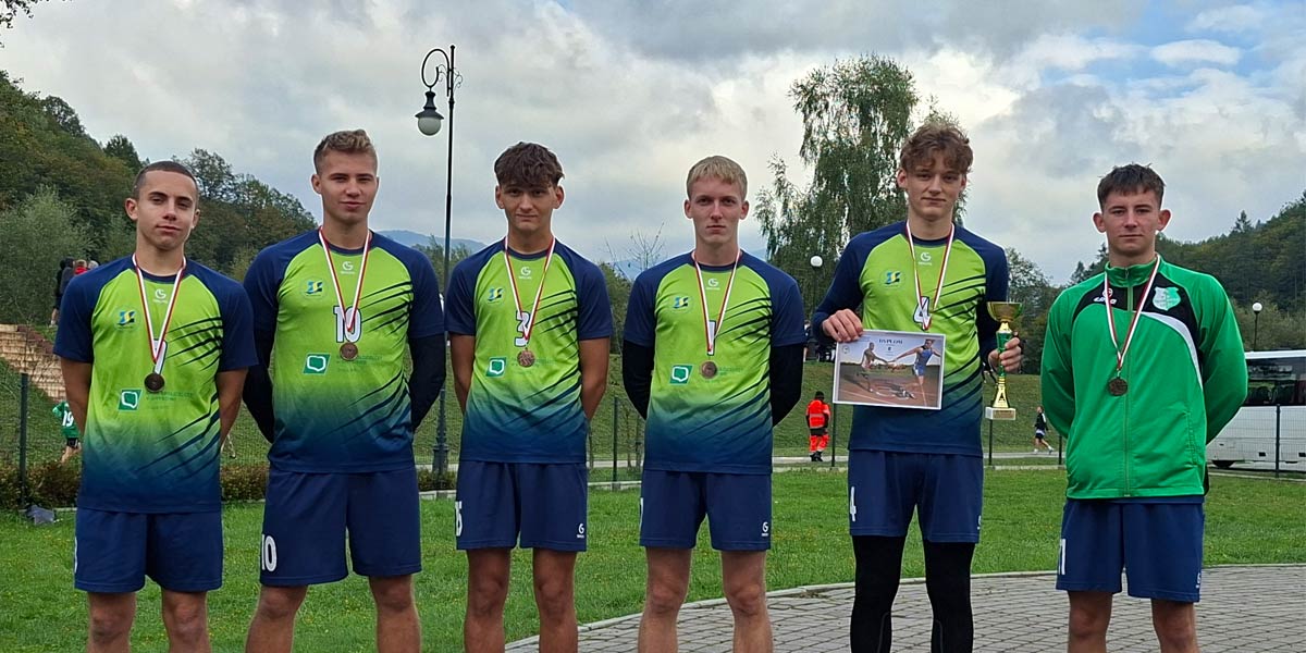 Chłopcy stoją z medalami