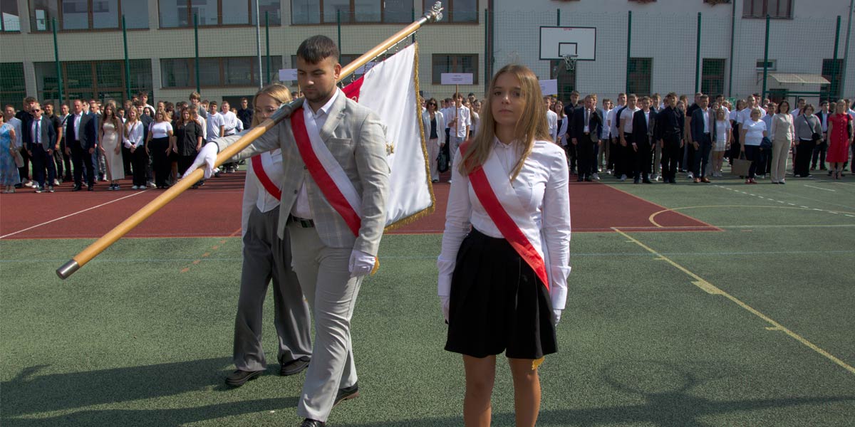 Poczet sztandarowy maszeruje