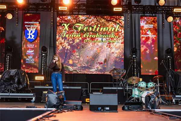 Występ uczennicy na scenie